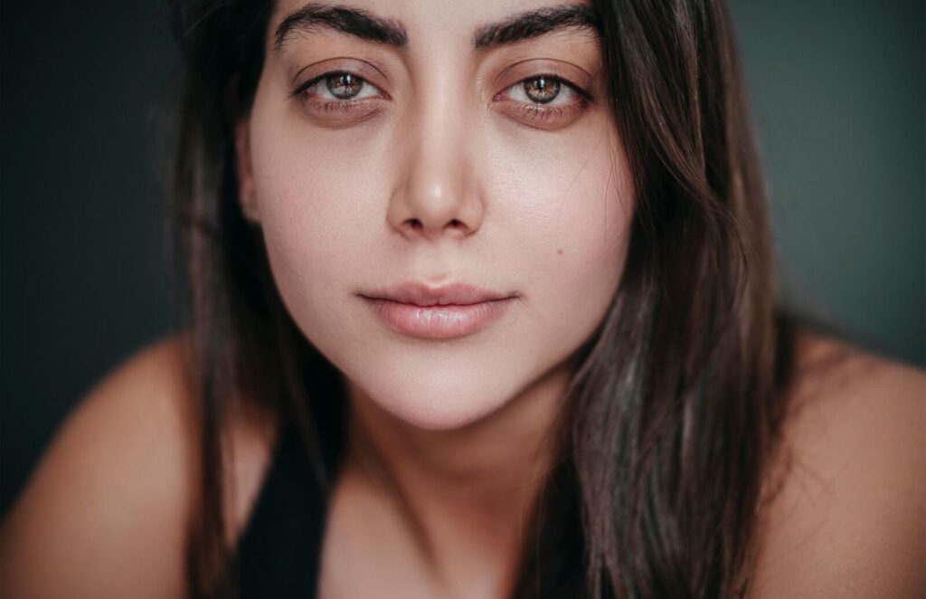 Close natural e bem iluminado do olhar de uma pessoa adulta de meia-idade, sem aparência de antes e depois.
