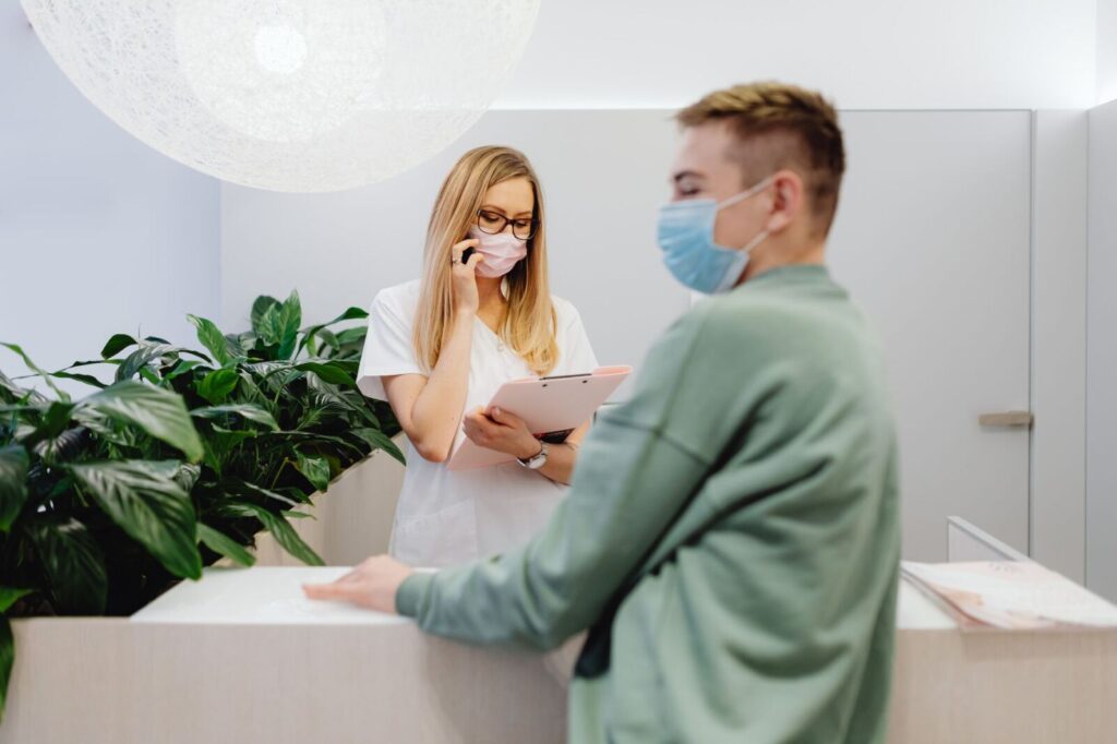 Recepção ou sala de consulta clara e acolhedora, sugerindo atendimento individualizado.